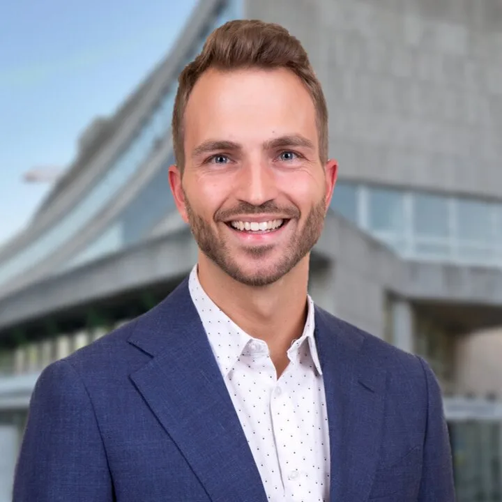 Ein Porträt von Simon Binder.